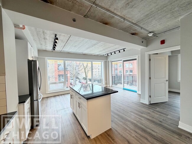 Building Photo - 938 W Carmen Ave