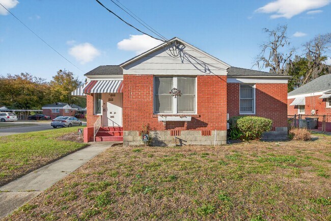 Building Photo - Spacious 3-Bedroom Corner Home with Garage & Private Courtyard