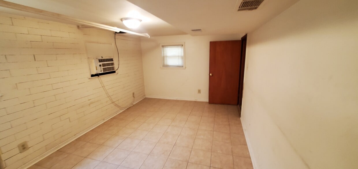 Building Photo - 5300 W Orchard Dr