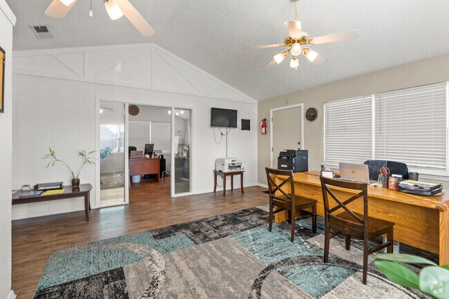 Oficina de arrendamiento - Sunset Villa