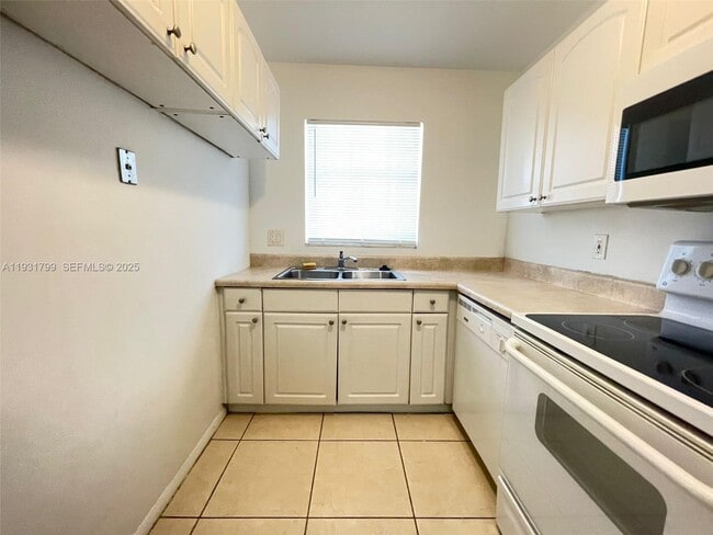 Foto del edificio - 4951 Wedgewood Way