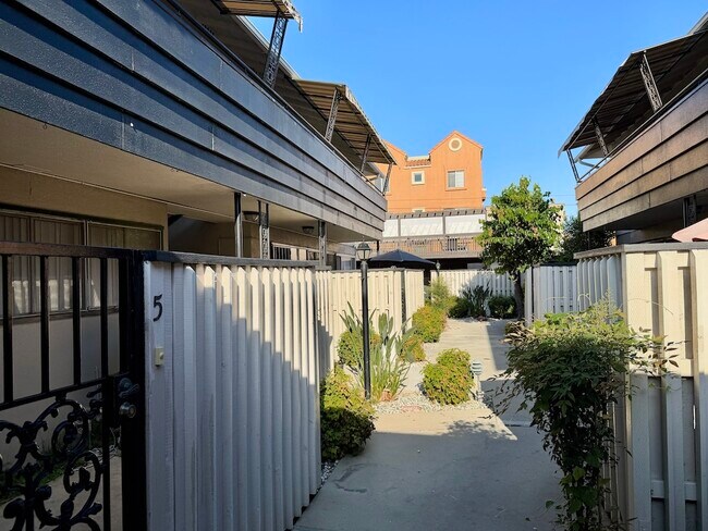 Building Photo - 230 S Del Mar Ave