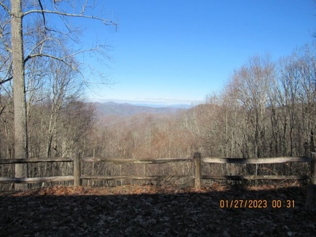 Photo - $1,700 - 2 Bedroom / 2 Bath Fully Furnished Cabin with an Amazing View in the Pumpkintown Community House