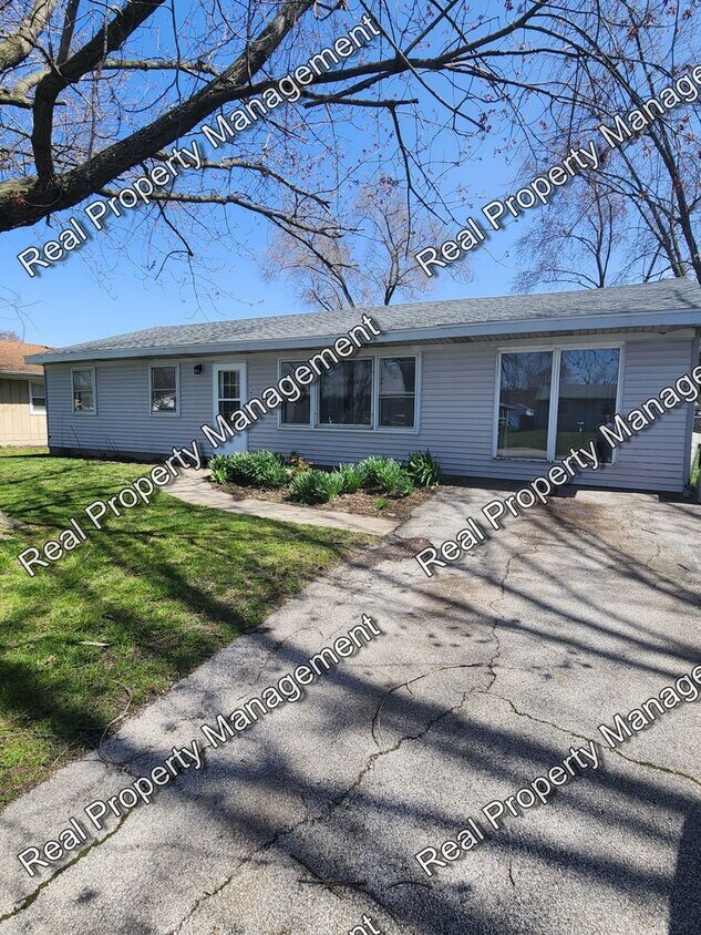 Foto principal - Updated Three Bedroom in South Haven