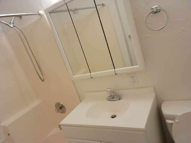 Building Photo - 2 Bedroom, 1 Bathroom Apartment In Canyonville.