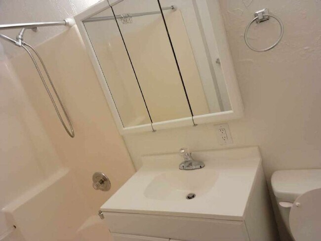 Foto del edificio - 2 Bedroom, 1 Bathroom Apartment In Canyonville.