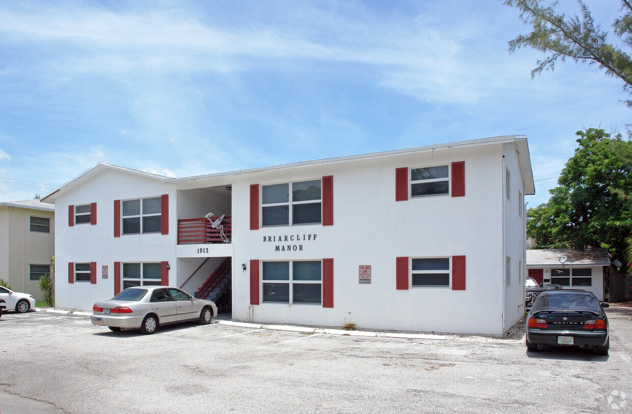 Briarcliff Manor Apartments in Deerfield Beach, FL