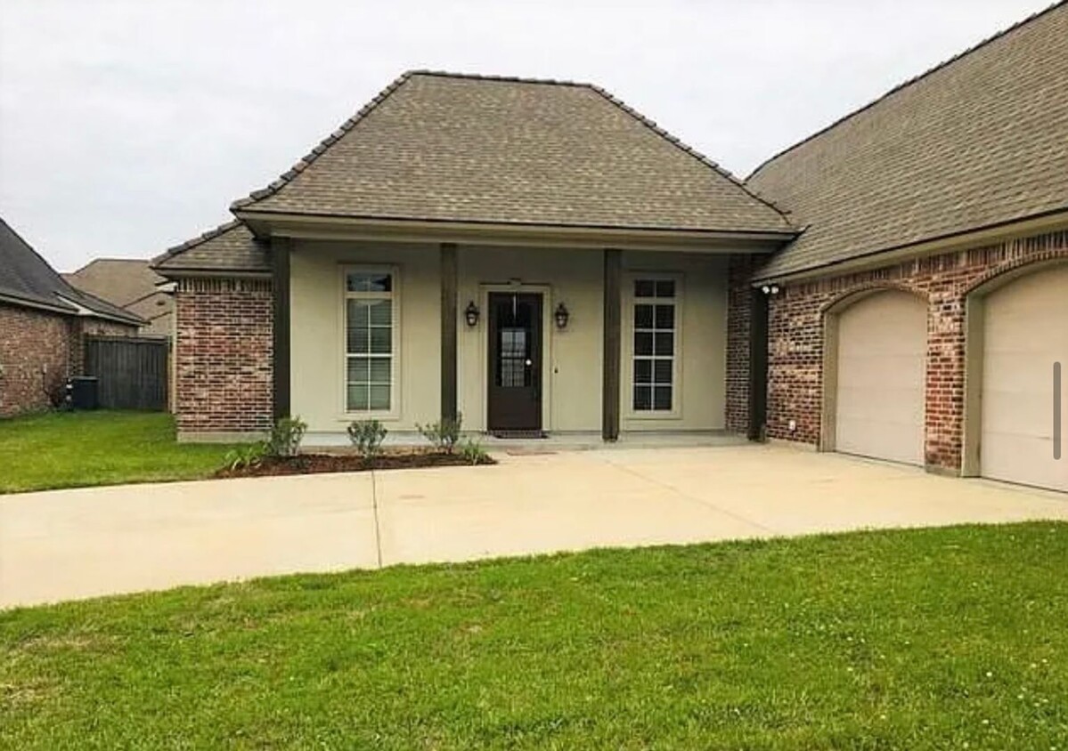 Primary Photo - 4-bedroom, 3.5-bathroom home AVAILABLE NOW!