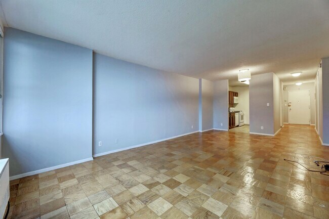 Foto del edificio - 7002 BLVD E