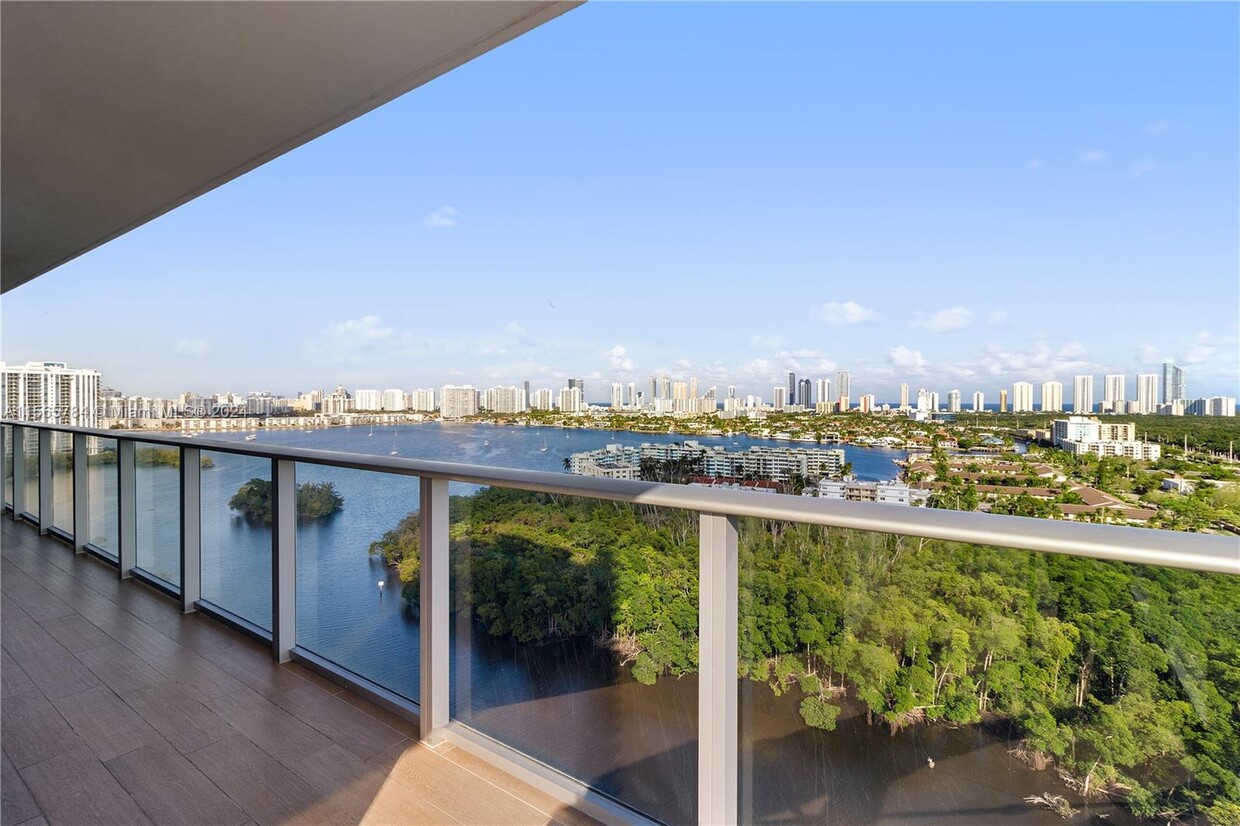 Foto principal - 16385 Biscayne Blvd