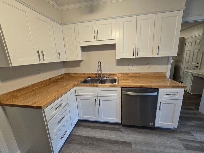 Building Photo - 206 Viking Dr
