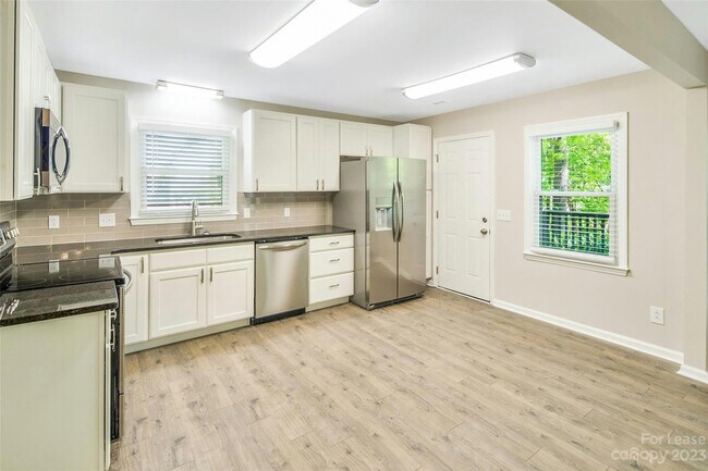 Foto del edificio - 5526 Whistlewood Ln