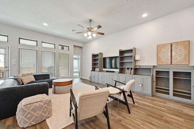 Foto del edificio - 132 Cyrus Milton Dr