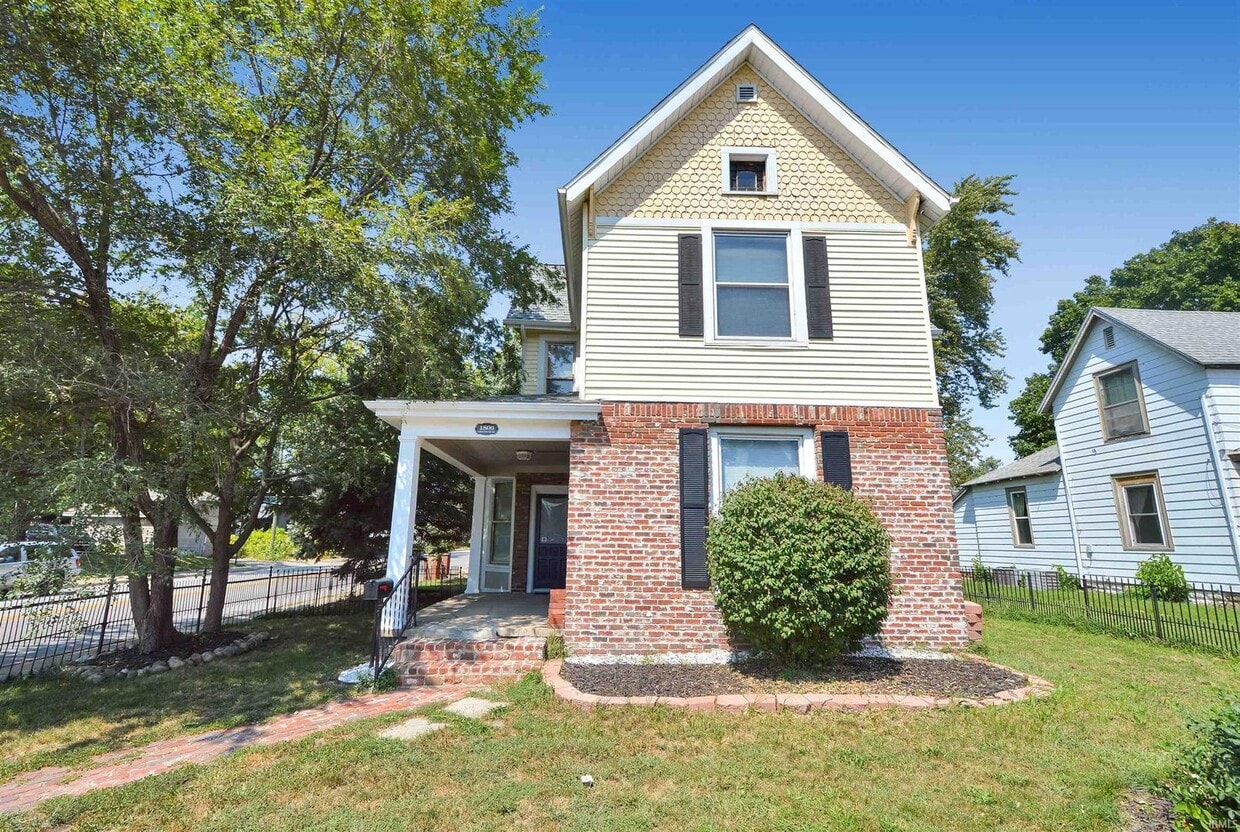 Primary Photo - 4 Bedroom Lafayette Home!