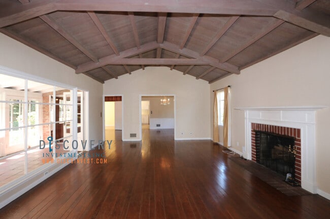 Building Photo - Oakmore Ranch Style Home