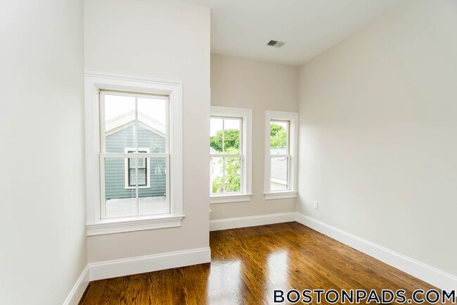 Building Photo - 124 Columbia St