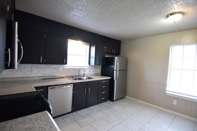 Building Photo - 910 Marilyn Dr