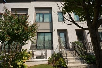Building Photo - 550 N Highland Ave NE