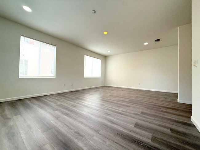 Building Photo - 2054