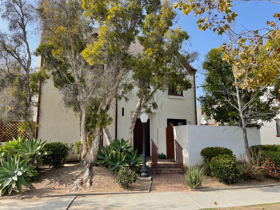 Foto principal - 733 Keniston Ave