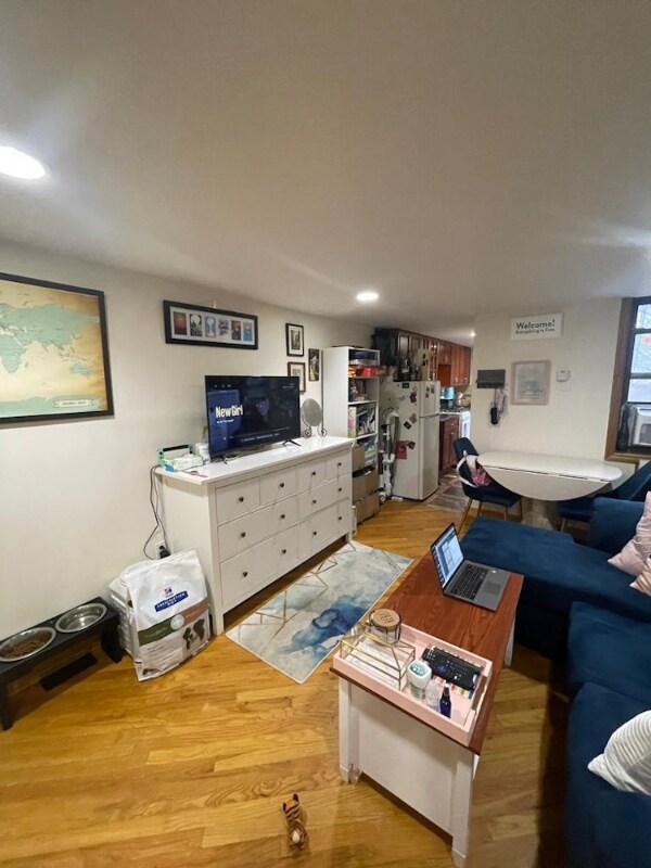 Foto del edificio - 126 E 7th St