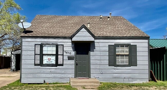 Building Photo - $0 First Month's Rent / $0 Deposit at Move-in