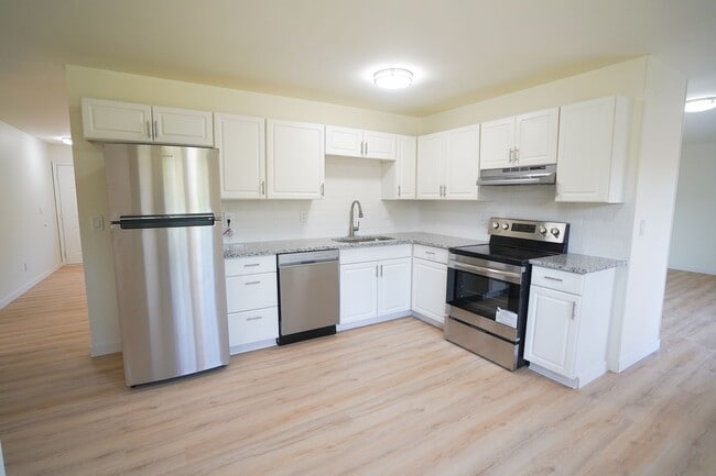 Building Photo - Beautifully updated 3-bedroom, 2-bath bric...