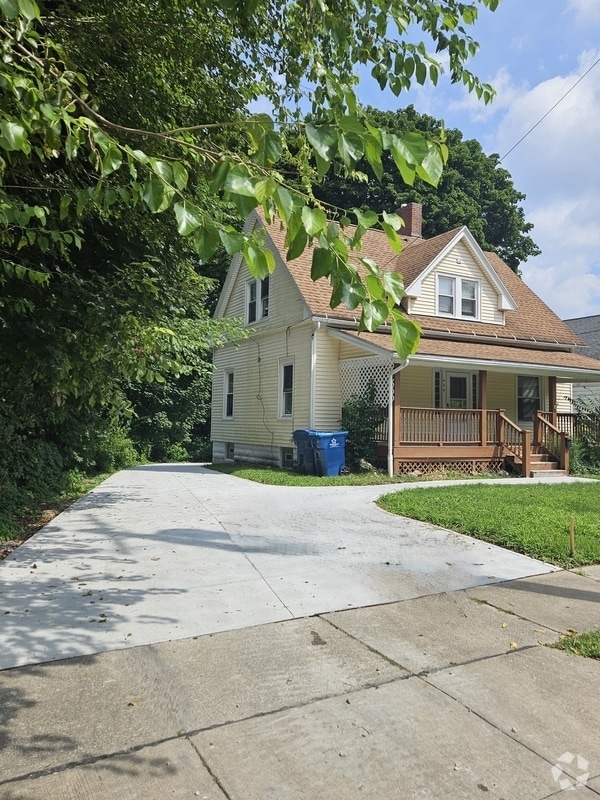 Building Photo - 429 Lake St