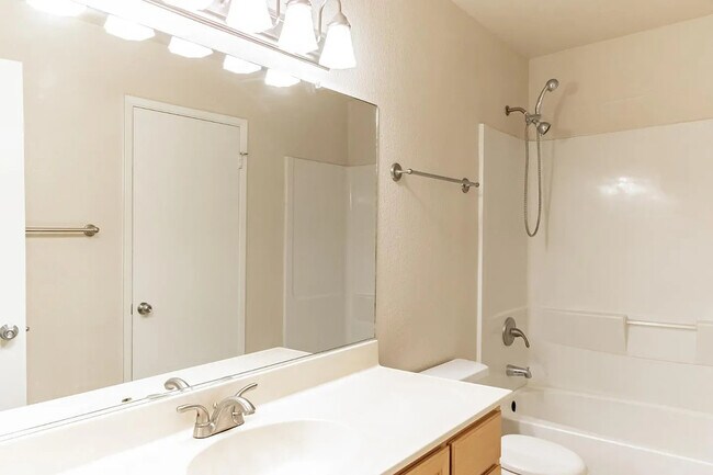 Foto del edificio - Stylish 2BR/2BA with Pool, In-Unit Laundry & Carport in Central Modesto – 1,182 Sq Ft