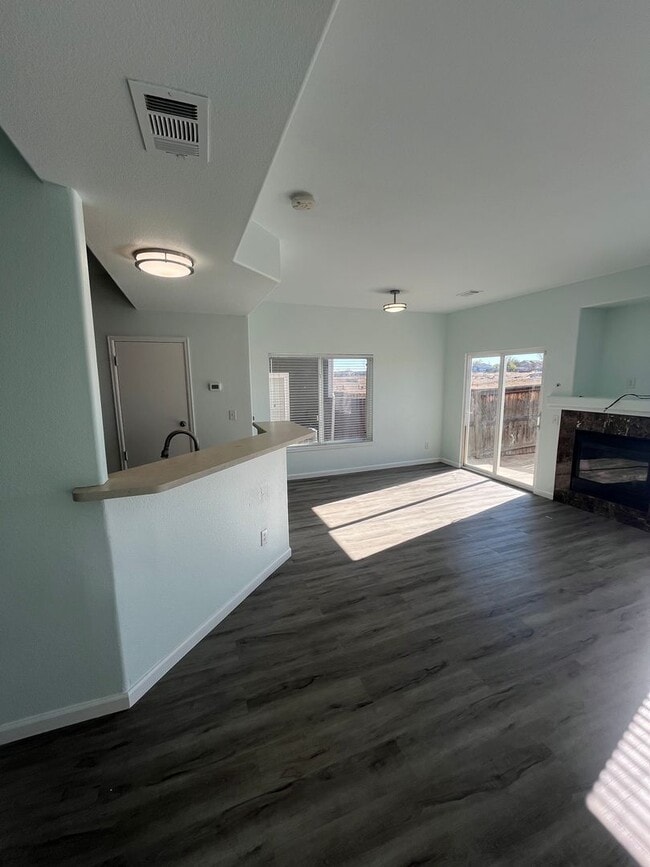 Building Photo - End Unit 3 Bedroom 2 Bath Townhome in Comm...