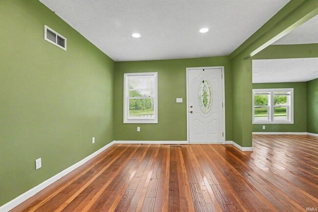 Building Photo - Completely remodeled home located on the north side of South Bend