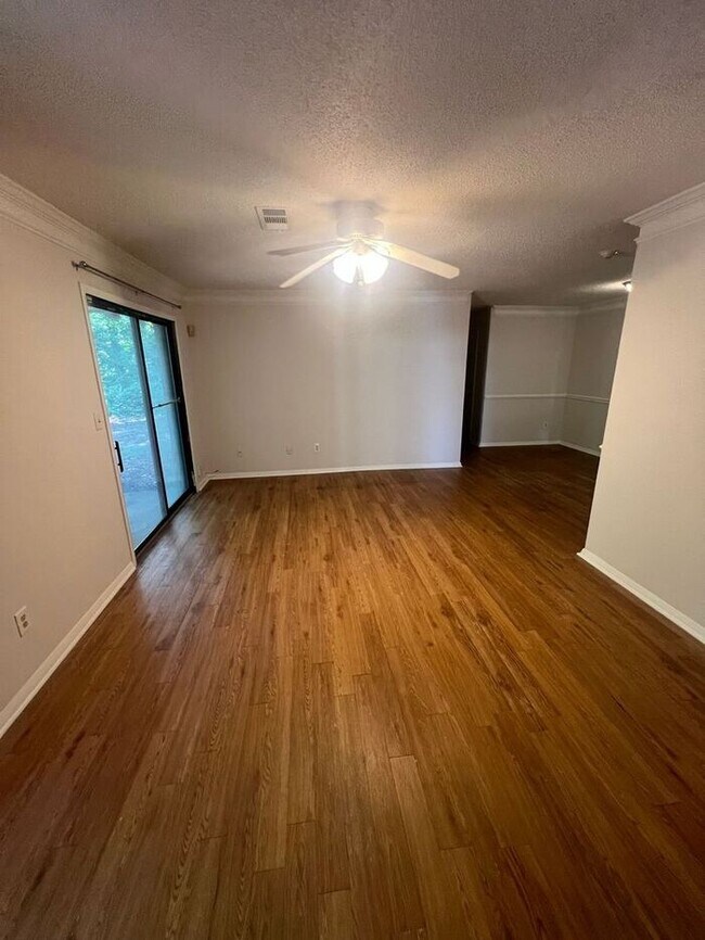 Foto del edificio - FINALLY a 3 bedroom 2 bath ranch duplex av...