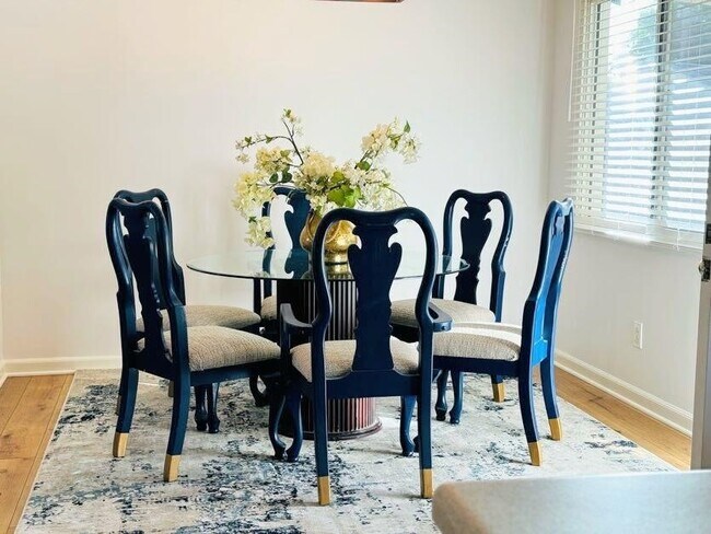 Foto del edificio - 9310 Galston Dr