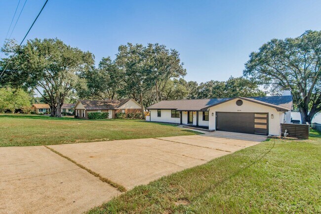 Building Photo - Beautifully updated lakefront home!