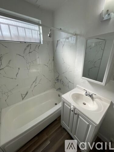 Building Photo - 916 W 84th St