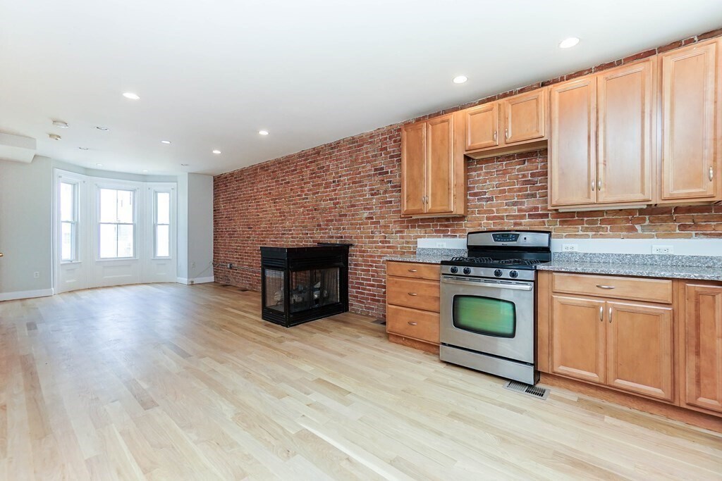 Primary Photo - 665 E 6th St