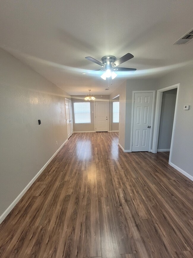 Foto del edificio - 3 bed 1 bath with 1 car garage!