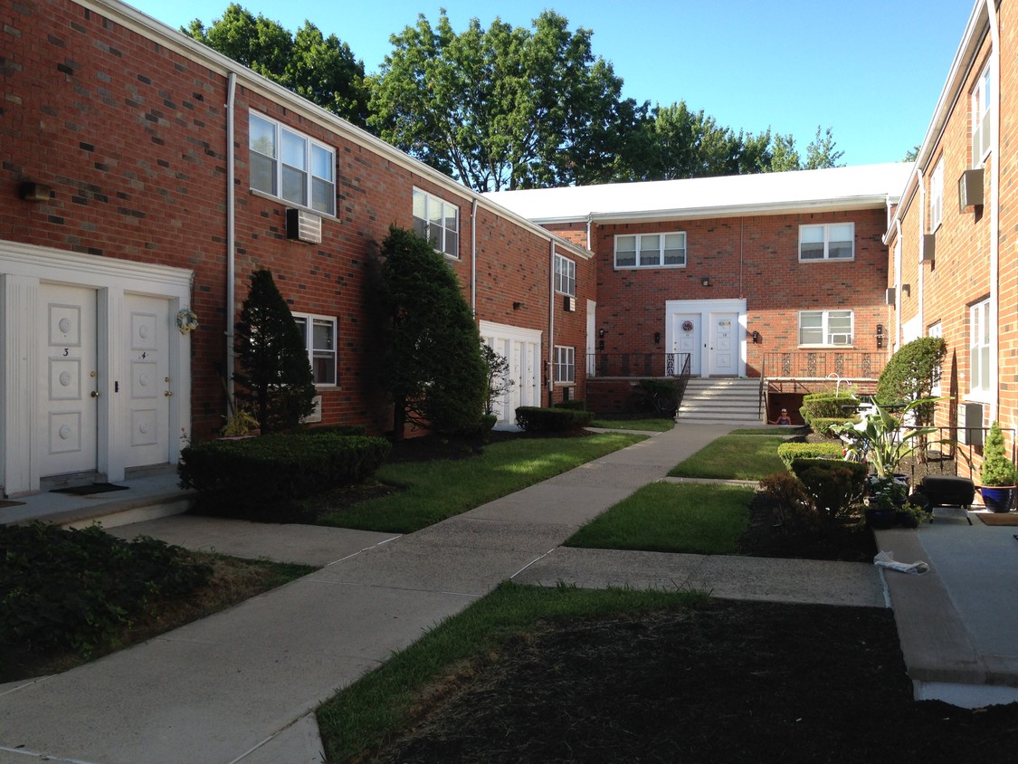 Building Photo - Rose Garden Apartments