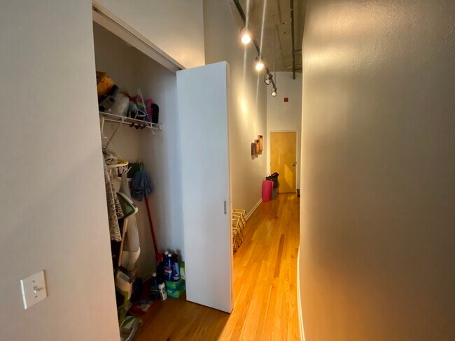Foto del edificio - 950 N Kingsbury St