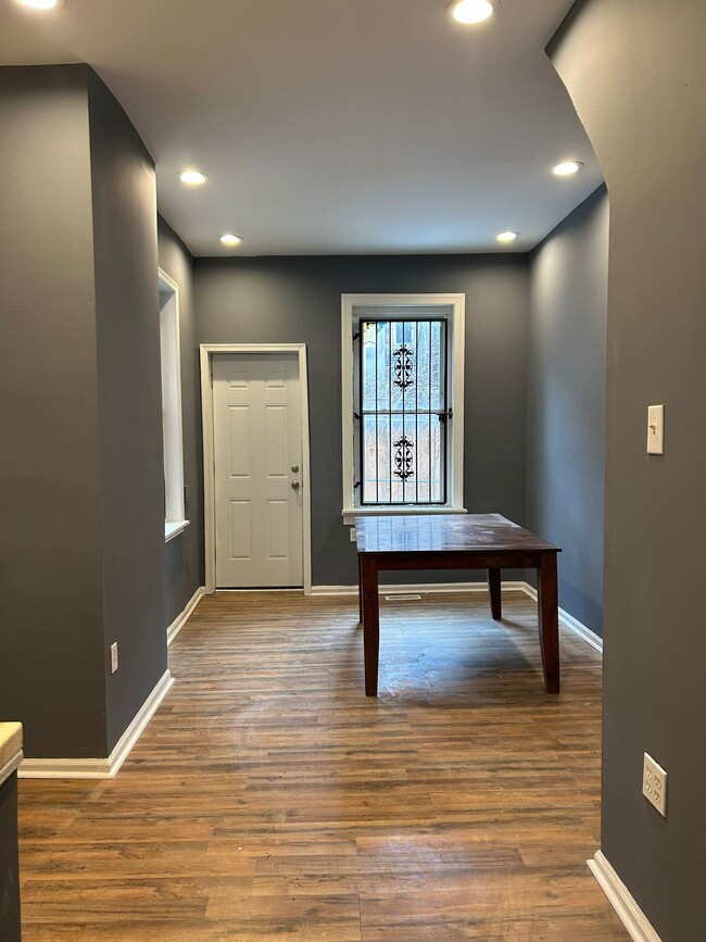Building Photo - 2221 N Chadwick St