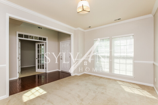 Building Photo - Gorgeous 5 Bedroom, 3.5 Bath home in the d...