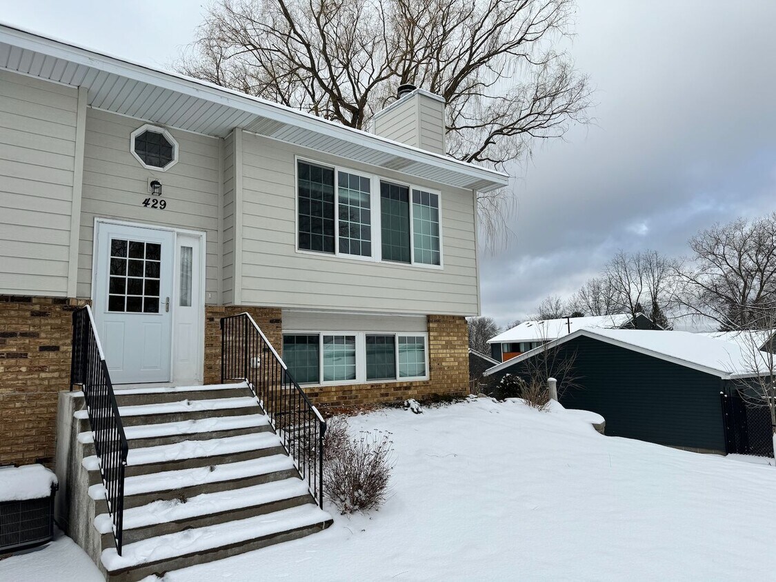 Foto principal - Beautiful 3 bedroom townhome in Maplewood.