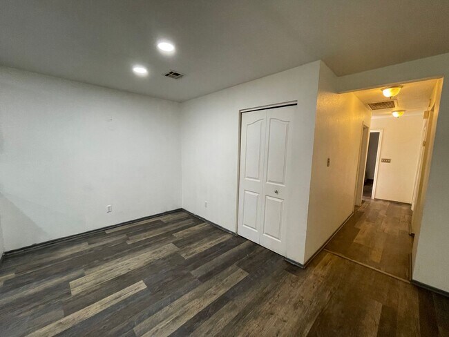 Building Photo - Centrally Located Townhouse!
