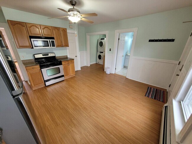 Foto del edificio - $2350 - 3 Bed / 1 Bath Condominium in Manchester's Somerville Neighborhood with 2 Car Off-Street ...