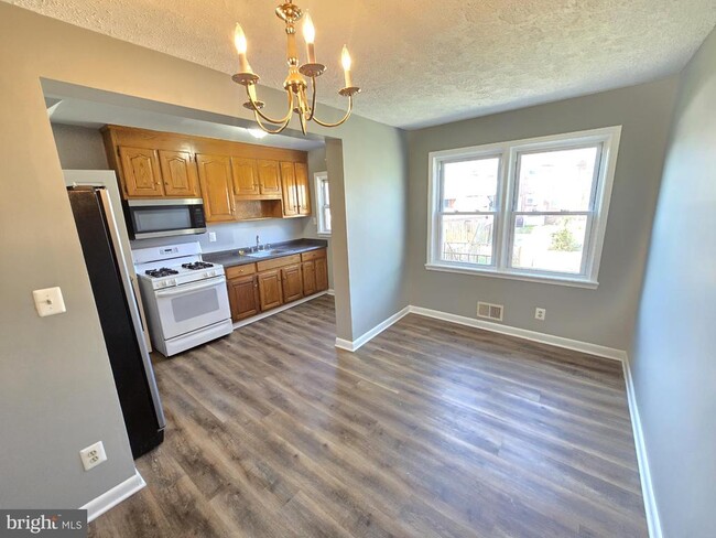 Building Photo - 2205 Redthorn Rd