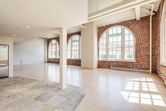 Building Photo - 461 2nd St
