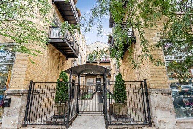 Primary Photo - 2547 N Clark St