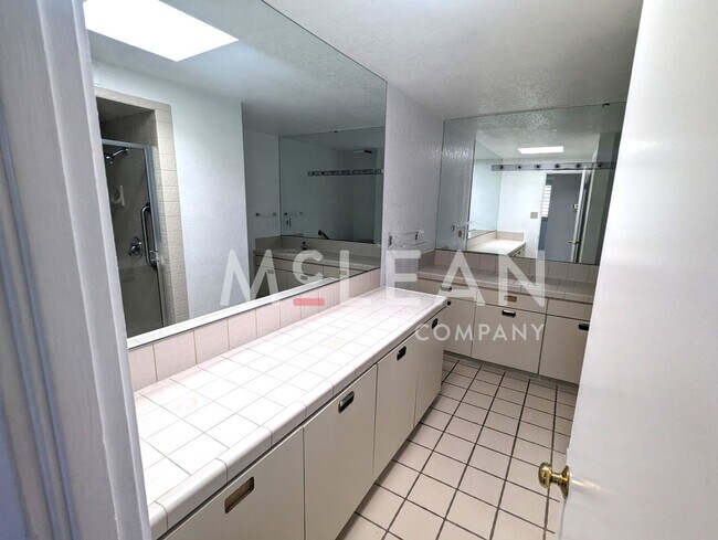 Building Photo - 2737 E Plaimor Ave