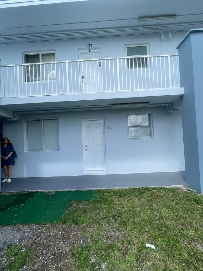 Building Photo - 1255 W 49th St