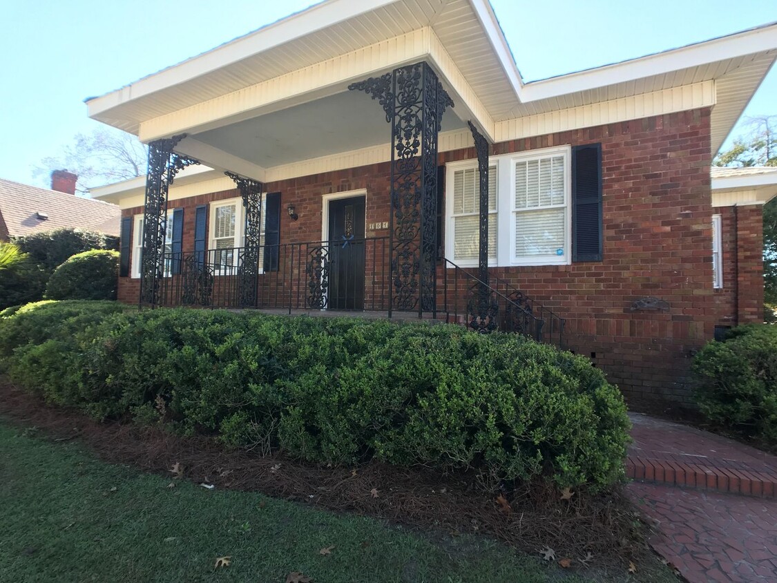 Foto principal - Upgraded All Brick Home on Corner Lot in A...